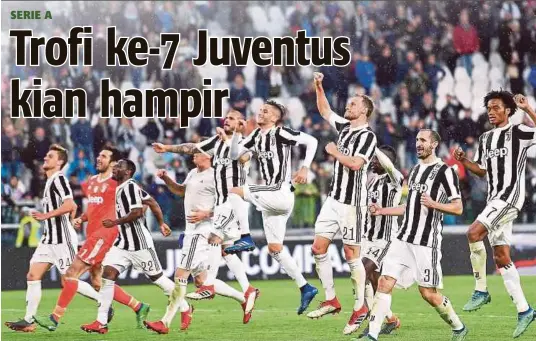  ?? [ FOTO EPA ] ?? Pemain Juventus raikan kemenangan 3-0 selepas perlawanan Serie A antara Juventus FC dan UC Sampdoria di Turin.
