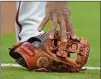 ?? CURTIS COMPTON/CCOMPTON@AJC.COM ?? Atlanta Braves second baseman Ozzie Albies grabs his glove.