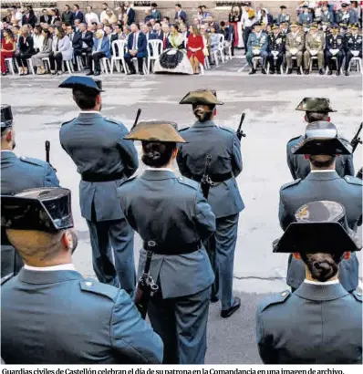  ?? Mediterrán­eo ?? Guardias civiles de Castellón celebran el día de su patrona en la Comandanci­a en una imagen de archivo.