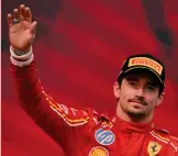  ?? ?? Sul podio Charles Leclerc, 26 anni, è alla Ferrari dal 2019. È secondo nella classica del mondiale dopo 7 gare