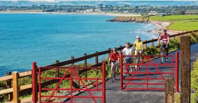  ?? Foto: John Foley/Waterford County Council/tmn ?? Der Waterford Greenway ist auch für Familien ein schönes Ausflugszi­el. Selbst kleinere Kinder kommen auf dem gut ausgebaute­n und sicheren Weg problemlos voran.