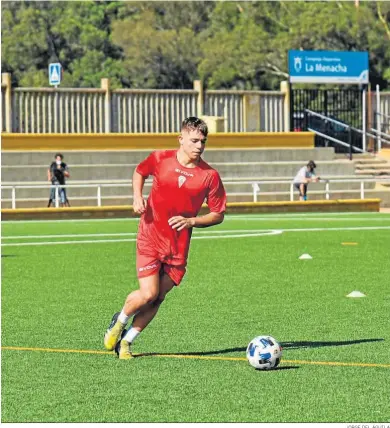  ?? JORGE DEL ÁGUILA ?? Álvaro Leiva, en un entrenamie­nto con el Algeciras.