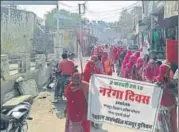  ?? HT PHOTO ?? Villagers stage a protest demanding implementa­tion of MNREGA at Javaja in Ajmer on Friday.