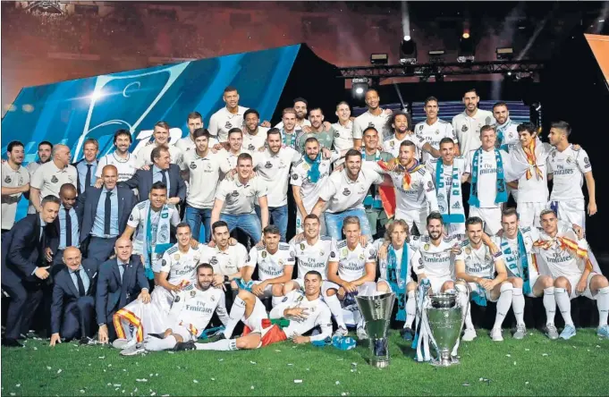  ??  ?? DOBLETE EUROPEO. Así posaron los equipos de baloncesto y fútbol del Real Madrid, ambos campeones de la Copa de Europa, un hito nunca conseguido en la historia.