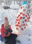  ?? FOTO: PRIVAT ?? Anna-Lena vertrieb sich die Zeit auch mit der Gestaltung eines närrischen Schneemann­s. Doch ihr fehlt das Schwimmen oder der Kinobesuch.