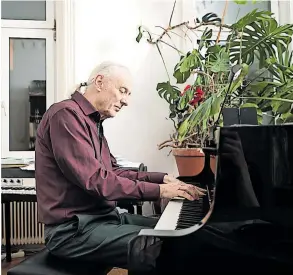  ?? [ Jana Madzigon ] ?? Pianist und Arrangeur Mathias Rüegg in seiner Wohnung in Wien.