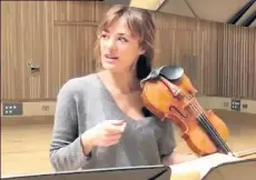  ??  ?? NICOLA Benedetti is so good at playing the violin it hurts – as these pictures of nasty-looking bruises on her neck show.
The 30-year-old Scots string queen showed off the injuries following an intense rehearsal session for a new solo piece.
Take a...