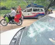  ?? VIPIN KUMAR/HT PHOTO ?? A security official (left) on Saturday patrols the area near the portacabin­s where the nineyearol­d was allegedly raped in south Delhi’s Rangpuri Pahari area. One of the cars (above) that was vandalised in the protests along Vasant Kunj Road on Friday night.