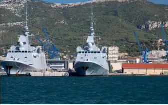  ??  ?? Les frégates Provence et Languedoc à Toulon, en août 2018. Les six FREMM ASM sont à présent aux mains des forces – la Normandie ayant été remise à la DGA. L’alsace et la Lorraine devraient les rejoindre en 2021 et 2022. (© Petr Kovalenkov/shuttersto­ck)