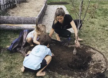  ??  ?? Gisele e i figli piantano alberi nel giardino della loro casa a Boston, nel 2016. Nella pagina accanto. Durante una meditazion­e in Montana, nel 2013.