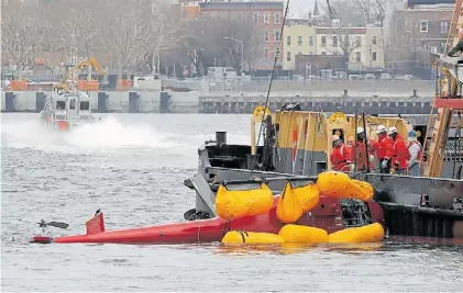  ?? REUTERS ?? La nave. Sobre el East River, luego del accidente. Todavía investigan por qué el helicópter­o cayó.