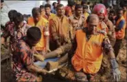  ?? THE ASSOCIATED PRESS ?? Rescuers carry the dead body of a victim after Tuesday’s massive landslide in Rangamati district, Bangladesh, Wednesday. Rescuers struggled on Wednesday to reach villages hit by massive landslides that have killed more than a hundred while also burying...