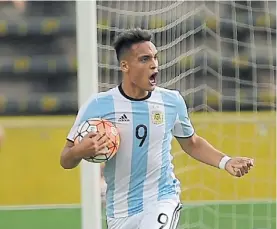  ??  ?? La otra celeste y blanca. Lautaro Martínez festeja un gol en la Sub 20.