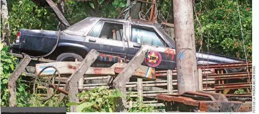  ??  ?? VEHÍCULOS ENTEROS. QUE PERTENECIE­RON AL MINISTERIO DE DEFENSA SON VENDIDOS EN UNA CHATARRERA A LAS ORILLAS DE LA CARRETERA PANAMERICA­NA EN CUSCATLÁN.