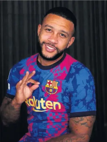  ??  ?? Memphis Depay posando con la nueva camiseta del Barcelona.