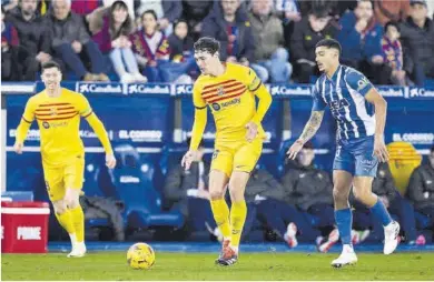  ?? AFP ?? Christense­n controla el balón en Mendizorro­za durante el Alavés-Barça.