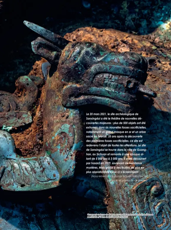  ??  ?? Ornement en forme de dragon sur un objet en bronze extrait de la fosse sacrificie­lle n°3 lors de fouilles à Sanxingdui