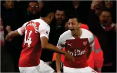  ?? FOTO: PETER NICHOLLS/RITZAU SCANPIX ?? På banen kører det for The Gunners, der har vundet syv kampe i traek i Premier League. Her jubler Aubameyang og Özil over en scoring mod Leicester.