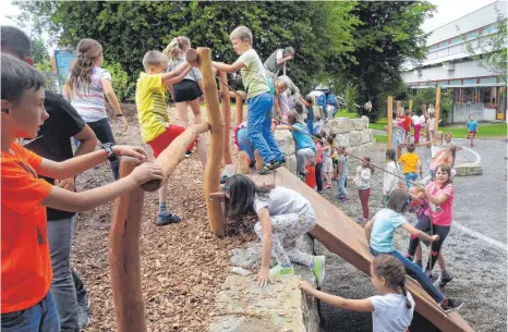  ?? FOTO: RAPP-NEUMANN ?? Wurde am Dienstag von den Kindern gleich in Beschlag genommen: die neue Spiel- und Bewegungsl­andschaft an der Mittelhofs­chule.