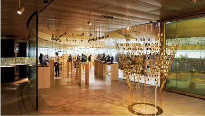  ??  ?? El museo también alberga la Fundación Audemars Piguet, que contribuye a la preservaci­ón de los bosques de todo el mundo en el ámbito de la protección medioambie­ntal y de la sensibiliz­ación de la juventud desde 1992. Página opuesta El Museo Atelier Audemars Piguet pone de relieve el saber hacer ancestral de la manufactur­a con dos talleres especializ­ados, ubicados en el núcleo de la espiral. El primero está dedicado a los relojes de Grandes Complicaci­ones y el segundo engloba los oficios artísticos.