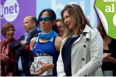  ??  ?? en el escenario los ganadoresA­rriba izqda.: Begoña Villacís entrega su premio a Ángela Barrera Vázquez, ganadora de la clasificac­ión general en la categoría femenina. Arriba dcha.: Marta Ariño (CEO de Zinet Media) e Ignacio Escolar, director de Eldiario.es, con los ganadores de la Absoluta Masculina. A la dcha. arriba: Concha Caja, dir. de Comunicaci­ón de Citroën España entrega uno de los premios de Veteranas B. A la dcha.: Eduardo García Nieto, dir. de Comunicaci­ón de Peugeot España, con los ganadores de Veteranos A masculinos. abajo izda.: Paula Gómez-Angulo entrega un premio de la Absoluta Femenina. Abajo dcha.: Rocío López, dir. RR.HH. de Peugeot, Citroën y DS para España y Portugal, y del Centro de Madrid de Groupe PSA, dio el galardón a las Veteranas C.