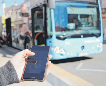  ?? FOTO: MICHELLE BARBIC ?? Per Smartphone Fahrkarte lösen und für einen Euro Stadtbus fahren: Ab 1. Januar 2019 ist das in Biberach möglich. Neben dem Einzelfahr­schein werden auch weitere Tarife günstiger.