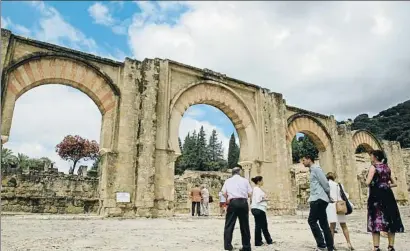  ?? SALAS / EFE ?? Algunos visitantes pasean por los restos de Medina Azahara, declarada patrimonio mundial