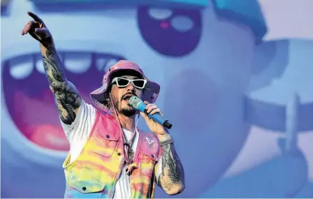  ?? Ginnette Riquelme / Associated Press ?? El cantante colombiano J Balvin se presentó en el Coca-Cola Flow Fest en la Ciudad de México, el sábado 23 de noviembre de 2019, y envió un mensaje de paz para su país.