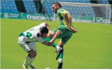  ?? CCF ?? Adri lucha un balón con un atacante del Córdoba B.