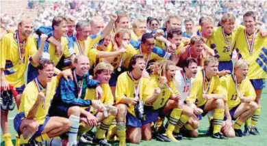  ?? FOTO: NTB SCANPIX ?? Sverige feirer etter å ha beseiret Bulgaria i bronsefina­len i USA-VM i 1994. Thomas Ravelli nummer to fra venstre i nederste rekke.