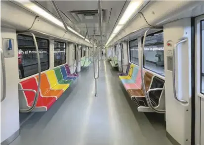  ?? FOTO CORTESÍA METRO DE MEDELLÍN ?? Doce sillas de uno de los vagones del metro de Medellín fueron pintadas con los colores representa­tivos de la población Lgbtiq.