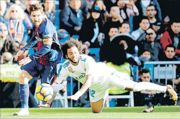  ?? JUAN CARLOS HIDALGO / EFE ?? Messi perdió la bota derecha después de una entrada de Marcelo en la jugada del tercer gol