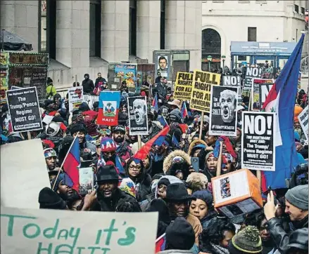  ?? MICHAEL NAGLE / BLOOMBERG ?? Protesta, ayer en Nueva York, contra Trump por incluir a Haití entre los “países de mierda”
