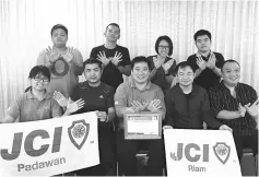  ??  ?? (First row second left) Organising chairperso­n William Bong, JCI Riam President Petrus G Young (first row second right) in a group photo with Kiing (first row middle) and participan­ts after the course.