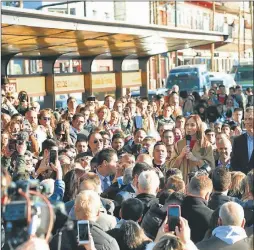  ?? PRENSA GOBERNACIO­N ?? CAMPAÑA. Vidal, con Macri, en distintos distritos bonaerense­s.