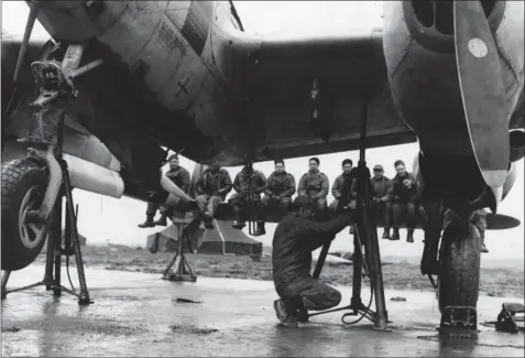  ?? USAF ?? Les mécanicien­s ne font pas une pause… mais font contrepoid­s. Monté sur chandelles, le P-38J matricule 44-23574 du 474th FG reçoit quelques soins, “quelque part en France” – peutêtre à Péronne, où le 474th FG fut stationné du 6 septembre au 1er octobre 1944 avant de déménager pour la Belgique.