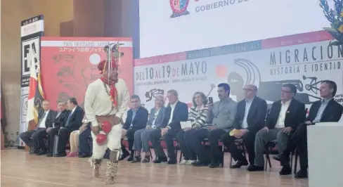  ?? MIRELLA LÓPEZ ?? > La danza del venado estuvo presente en la ceremonia inaugural de la FILC 2019.