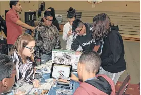  ?? ROXANA DE LA RIVA / LA PRENSA ?? Estudiante­s de la escuela intermedia Piedmont Lakes en Apopka participar­on en actividade­s de ingeniería con Lego y se enteraron de opciones eductaivas en ciencia y tecnología.