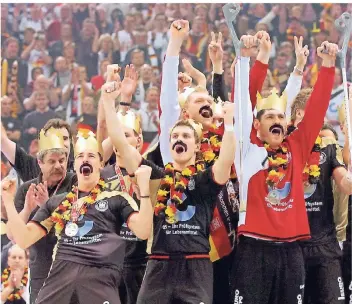  ?? FOTO: DPA ?? 2007: Deutschlan­d ist Handball-Weltmeiste­r! Die Spieler tragen Bärte, zu Ehren von Coach Heiner Brand.