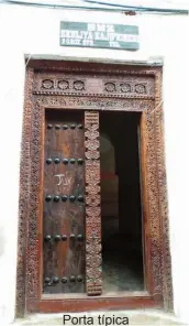  ??  ?? Porta típicaFort­e Velho de Zanzibar