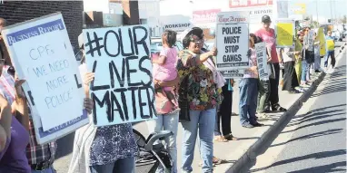  ?? PICTURE: CINDY WAXA ?? PROTECT US: Kensington residents protest in Voortrekke­r Road for more officers to patrol the area.