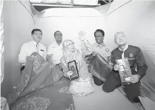  ?? — Gambar Bernama ?? TINJAU: Wan Azizah (tengah) mencuba khemah semasa mengadakan lawatan Ke DEPO Jabatan Kebajikan Masyarakat Pengkalan Chepadi Kota Bharu, semalam. Turut hadir Pengarah Kebajikan Masyarakat (JKM) Negeri Kelantan, Said Sidup, Ketua Pengarah NADMA Datuk Mohtar Abdul Rahman, Timbalan Pengerusi Jawatankua­sa Pengurusan Bencana Kelantan, Datuk Dr Tengku Mohamed Faziharude­an Tengku Feissal.