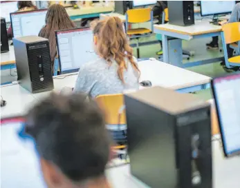  ?? FOTO: DPA ?? Erneut gibt es bei der Digitalisi­erung der Schulen in Baden-Württember­g Probleme mit einer Software.