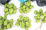  ??  ?? MANGGA yang turut dijual oleh Madalina.