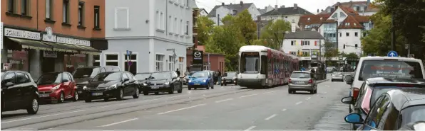  ?? Archivfoto: Leonie Küthmann ?? Die Gehwege in der Wertachstr­aße werden erneuert und in diesem Zug weiter in die Fahrbahn gezogen. Für Fußgänger soll es damit leichter werden, die viel befahrene Straße zu überqueren. Für die Arbeiten wird die Straße ab 2. Juni teilweise gesperrt.