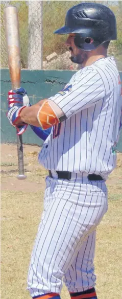  ?? EFRÉN GARCÍA ?? > Rubén Ahumada le conecta bien a la bola con el equipo de Mets en la Liga Promociona­l Jiquilpan.