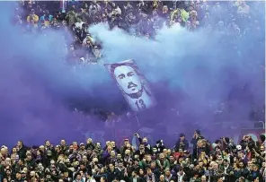  ??  ?? Il lutto Commozione sugli spalti nello stadio della Fiorentina dove i tifosi ricordano il loro capitano, Davide Astori, scomparso a soli 31 anni.
