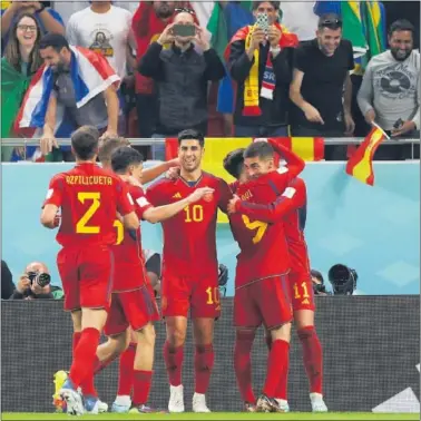  ?? ?? Azpilicuet­a, Gavi y Pedri abrazan a Asensio tras uno de los goles de España ante Costa Rica.