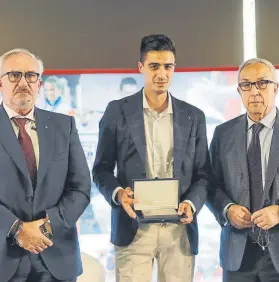  ?? FOTO: TWITTER ?? González junto al presidente del COE y de la Federación Española de Taekwondo