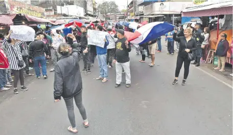  ??  ?? Un sector de trabajador­es del Mercado Municipal de San Lorenzo se moviliza constantem­ente para pedir mejoras a la comuna.